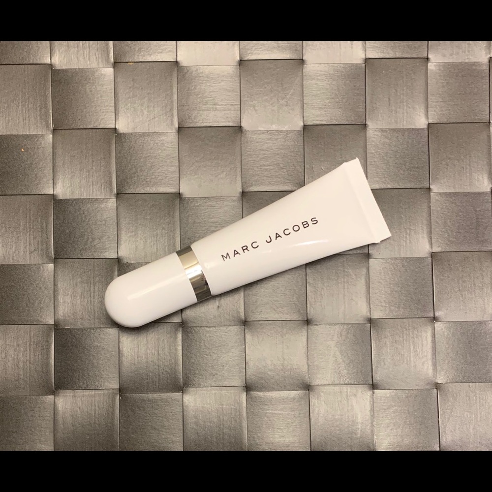 A crease proof eyeshadow primer